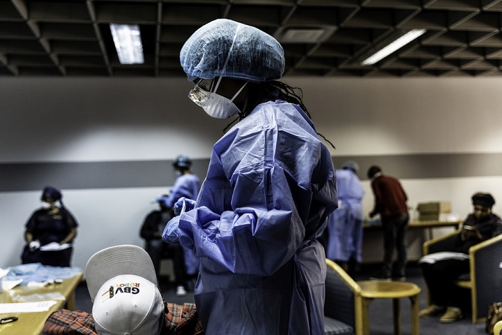 新型コロナウイルスの感染を検査（南アフリカ）　© Tadeu Andre/MSF