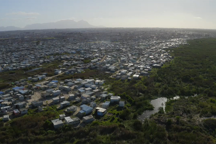 小屋や仮設住居が密集するカエリチャ地区　 © MSF