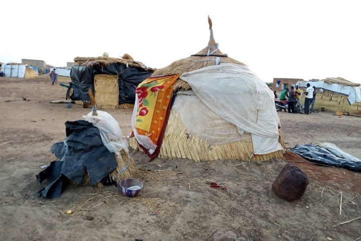 簡素なテントが点在する避難民キャンプ　© MSF