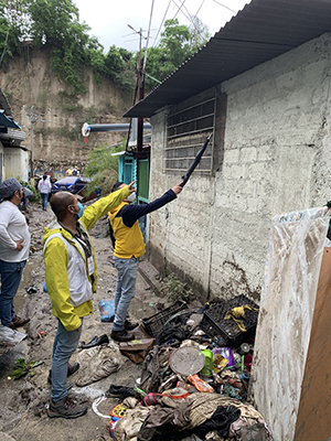 2メートルほどの高さまで水が押し寄せたことを説明する住民<br> © MSF/Alejandra Sandoval