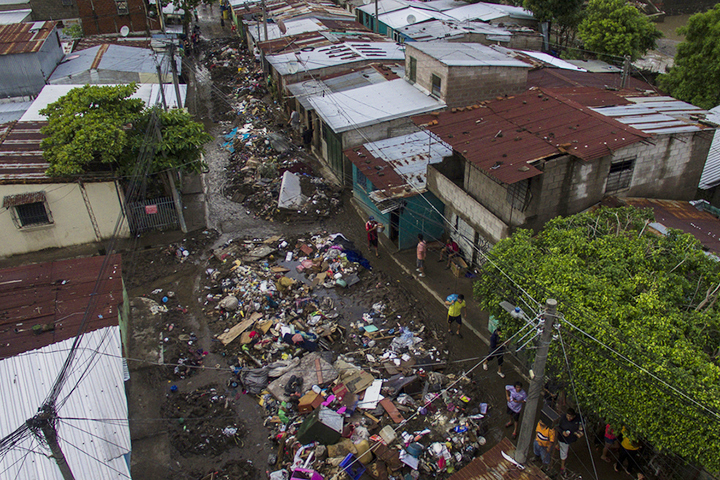 道は流された住民たちの家財で溢れかえっている © Victor Peña/El Faro