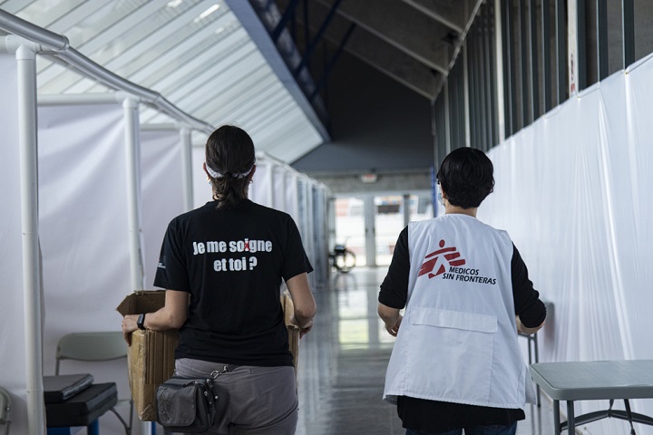 患者の受け入れ態勢を進めるMSFスタッフ　© MSF/Fernando Silva