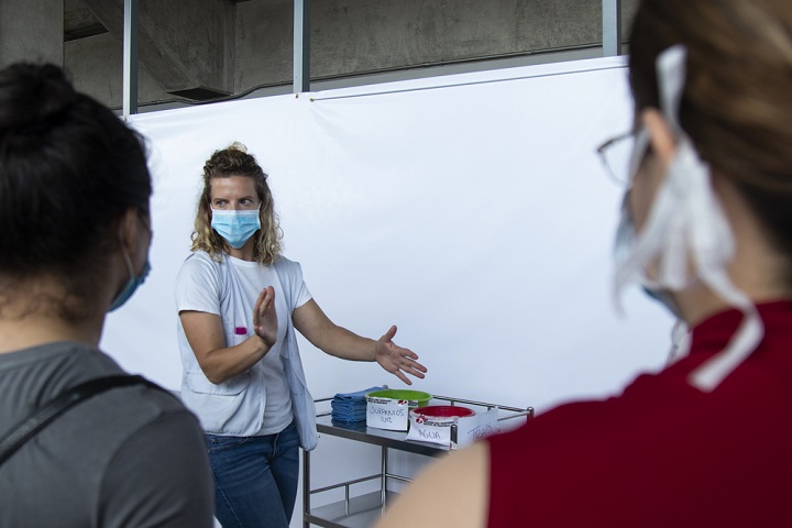 テグシガルパの新型コロナウイルス専門病棟で重症患者受け入れの準備を進めるMSFスタッフ　© MSF/Fernando Silva