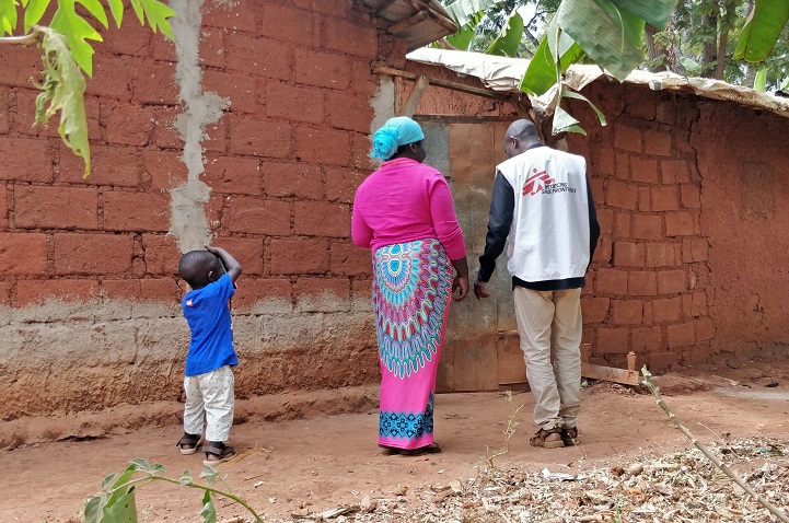 母国に帰って家族と幸せに暮らすという夢を語るバルテルミー　© MSF