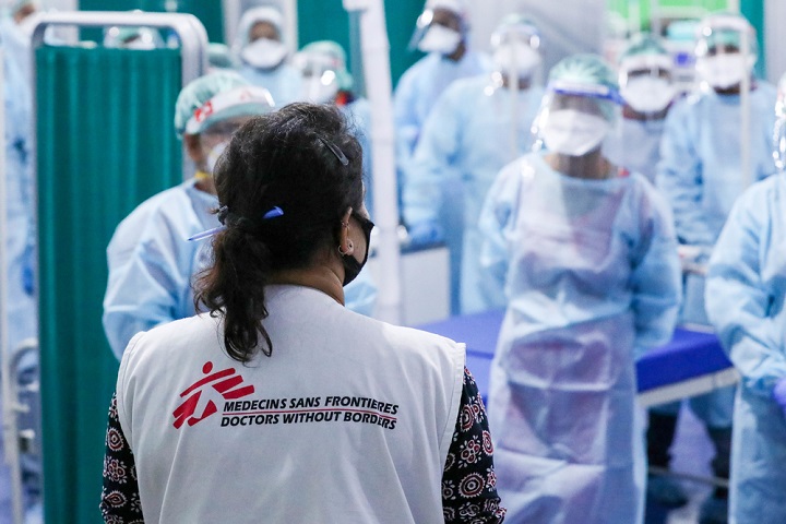 新型コロナウイルス感染症の緊急援助活動にあたる医療スタッフ（インド）　© Garvit Nangia/MSF