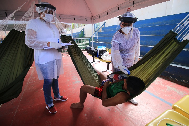 診療所でワラオ族の男性の検温を行うMSFスタッフ © Euzivaldo Queiroz/MSF
