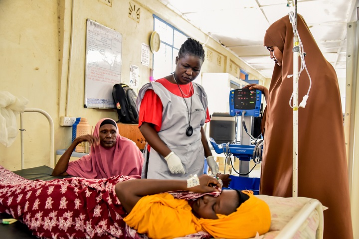 ダガレイ・キャンプの産婦人科病棟。MSFは難民や地域住民に包括的な医療援助を提供。緊急産科手術を含む性と生殖に関する医療、性暴力を受けた人への医療・心理的ケア、自宅でのインシュリン治療、緩和ケア、専門医療への患者の引き継ぎなどを行っている　© Paul Odongo