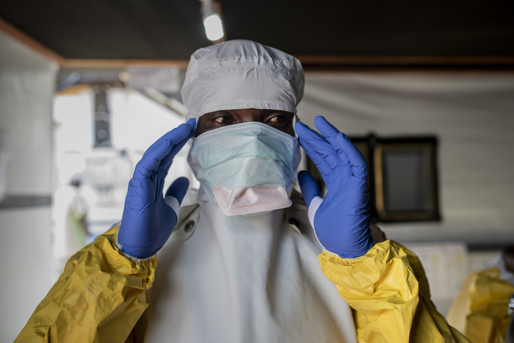 防護具を身に着けてエボラ対応の活動にあたるスタッフ（イトゥリ州ブニア）＝2019年　© Pablo Garrigos/MSF