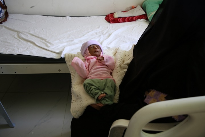 バルキ—スさんの生後48日の赤ちゃん　© Maya Abu Ata/MSF