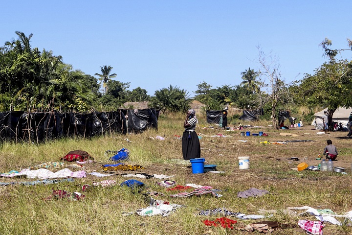 攻撃から逃れ避難民キャンプで生活する女性　© MSF