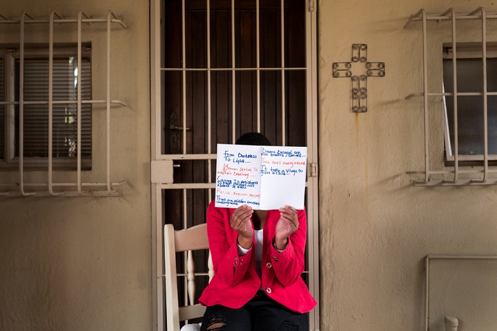 性暴力を受け、MSFの医療施設で診療を受ける女性（南アフリカ）＝2018年　© Melanie Wenger/Cosmos 