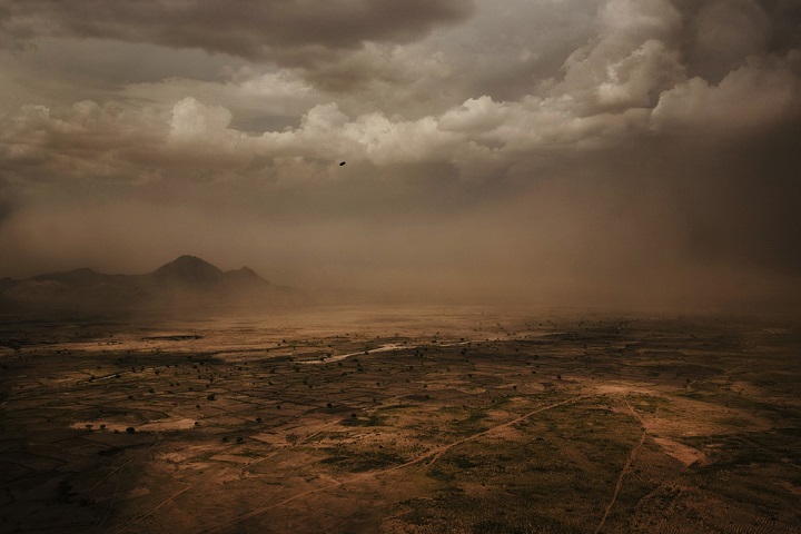アラビア語でハブーブと呼ばれる砂嵐が吹き荒れるダルフール地方＝2010年　© Juan Carlos Tomasi/MSF