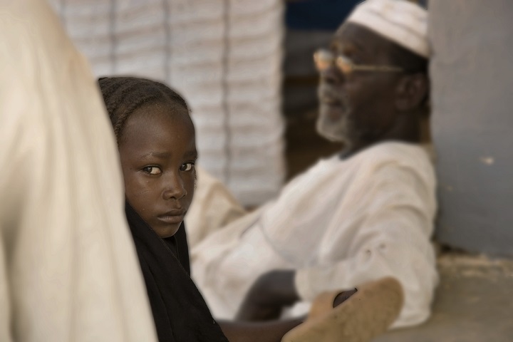 スーダン、タウィラのMSFが援助する保健施設で診察を待つ少女＝2010年　© Juan Carlos Tomasi/MSF