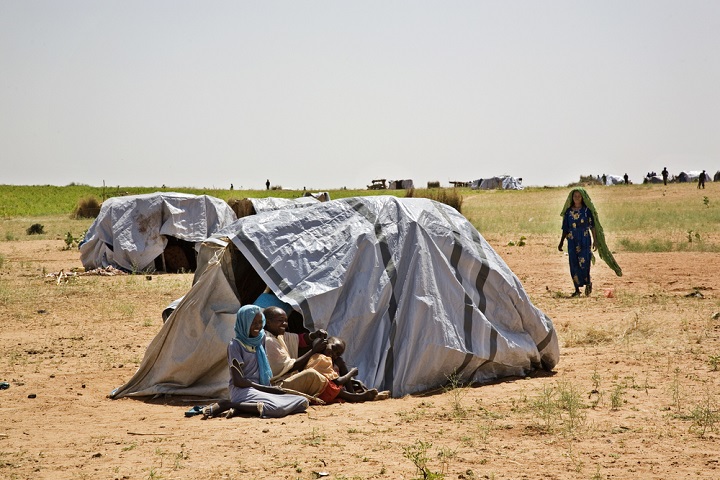 タウィラのキャンプにたどり着いたばかりの避難民たち＝2010年　© Juan Carlos Tomasi/MSF