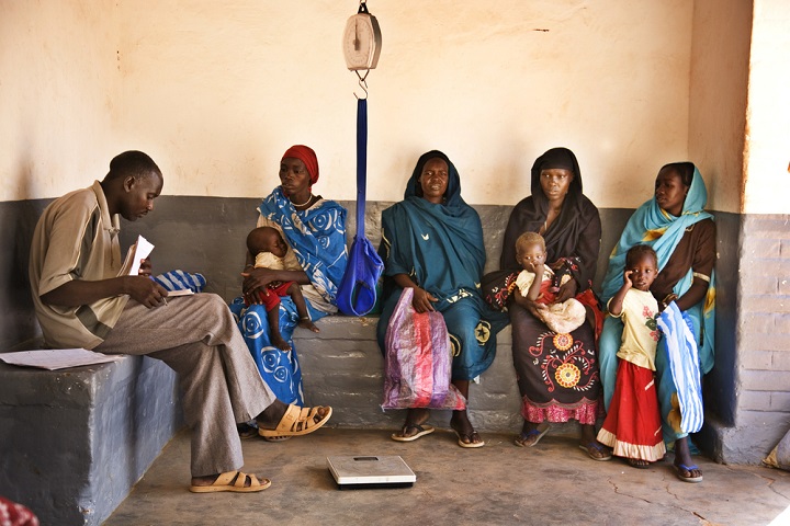 タウィラの保健施設にて、子どもの身体測定を待つ母親たち＝2010年　© Juan Carlos Tomasi/MSF