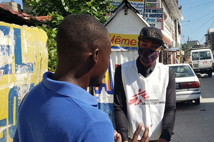 戸別訪問を行い、心配事などについて聞き取りを行う © MSF/Lunos Saint-Brave
