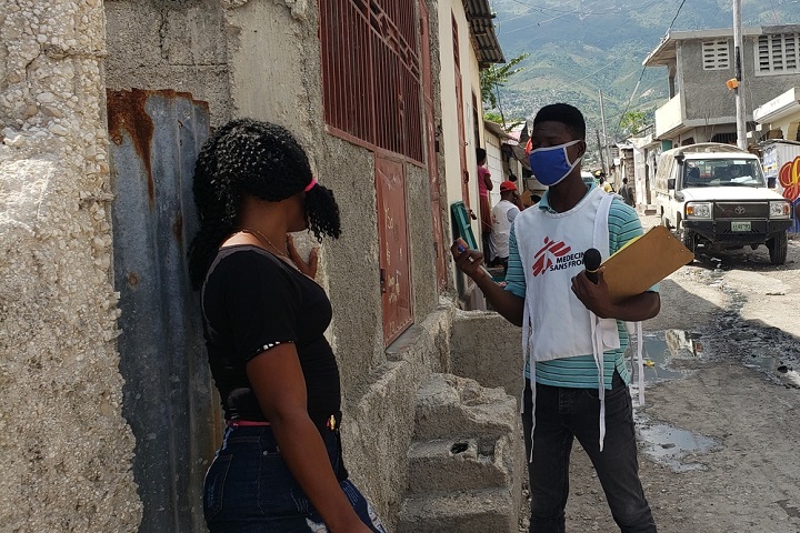 首都ポルトープランスで住民の戸別訪問を行うMSFスタッフ　© MSF/Lunos Saint-Brave