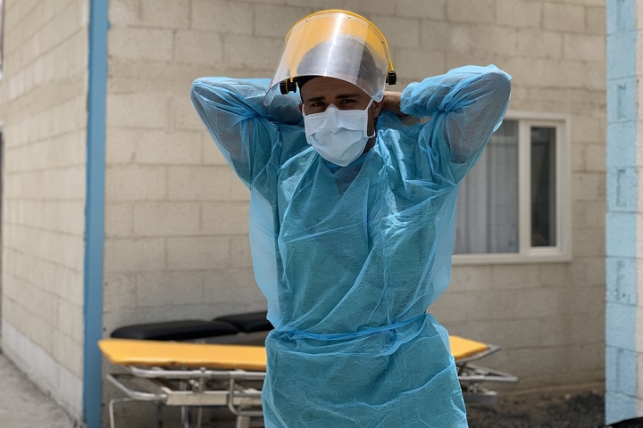 防護具を身に着ける看護師のモハメド　© MSF/Maya Abu Ata