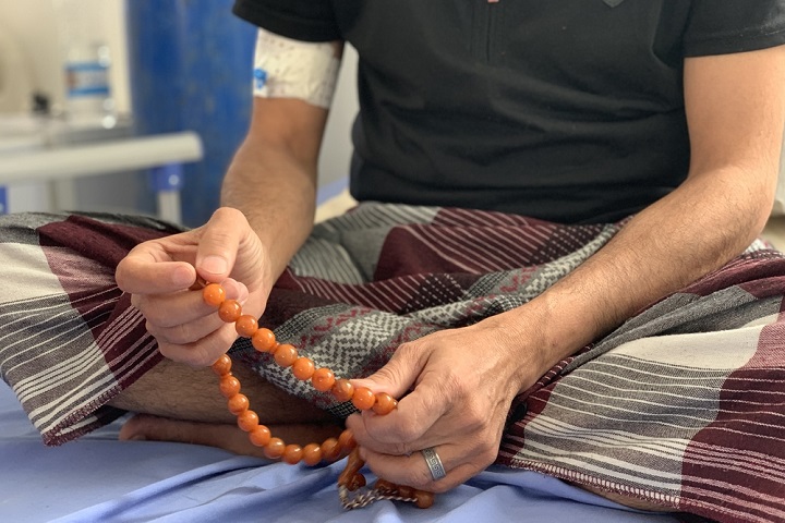 新型コロナウイルス感染症から無事に回復し、退院が決まった40歳の男性　© MSF/Maya Abu Ata