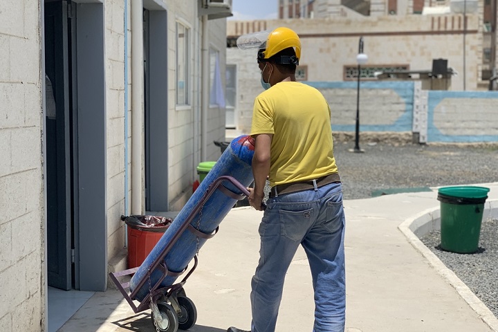 病院に医療用酸素を運搬する © MSF/Maya Abu Ata