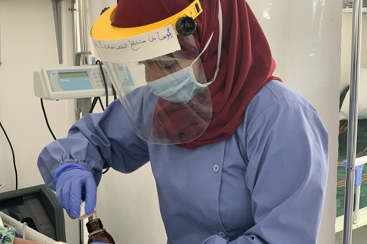 イエメンのシェイク・ザイード病院で患者のケアをするMSFの看護師 © MSF/Maya Abu Ata