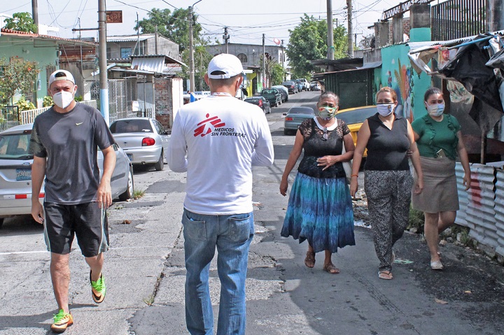 MSFが基礎医療と心のケアを提供するソヤパンゴにて。街を歩くMSFの心のケアスタッフ　© Alejandra Sandoval/MSF