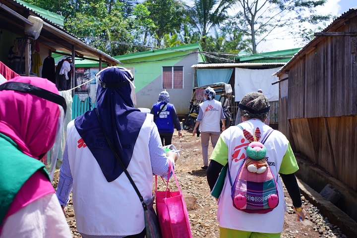 避難民キャンプには仮設住居が密集する　© Chika Suefuji/MSF