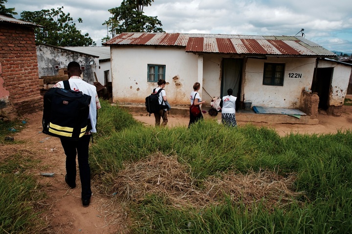 患者の自宅を訪問するMSF医療チーム。現在は新型コロナウイルス感染拡大防止のため、訪問医療は中断している　© Francesco Segoni/MSF