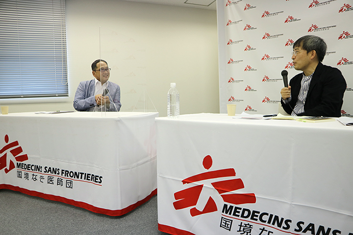 アクリル板を挟み、距離を取ってトークを行った 🄫 MSF