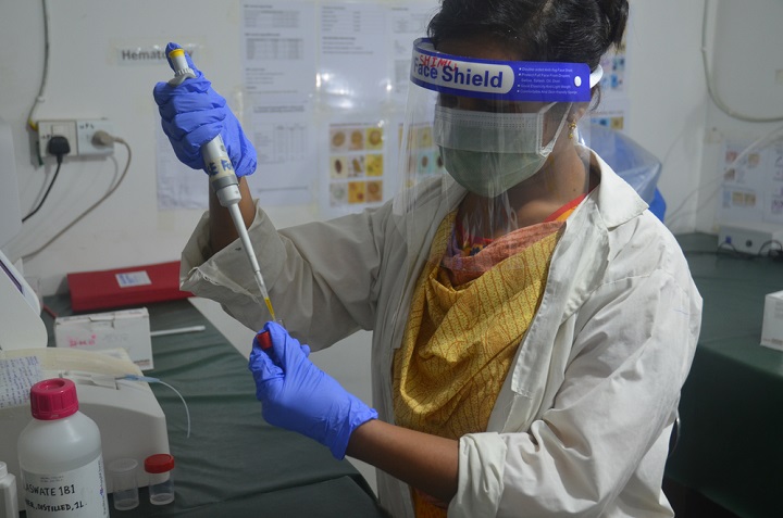 コックスバザールの病院でフェイスシールドなどの防護具を付けて作業にあたるスタッフ © MSF/Daniella Ritzau-Reid