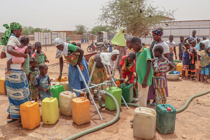 雨期には水質が悪化し病気のリスクが高まる　MSFは清潔な水の提供も行っている　© MSF
