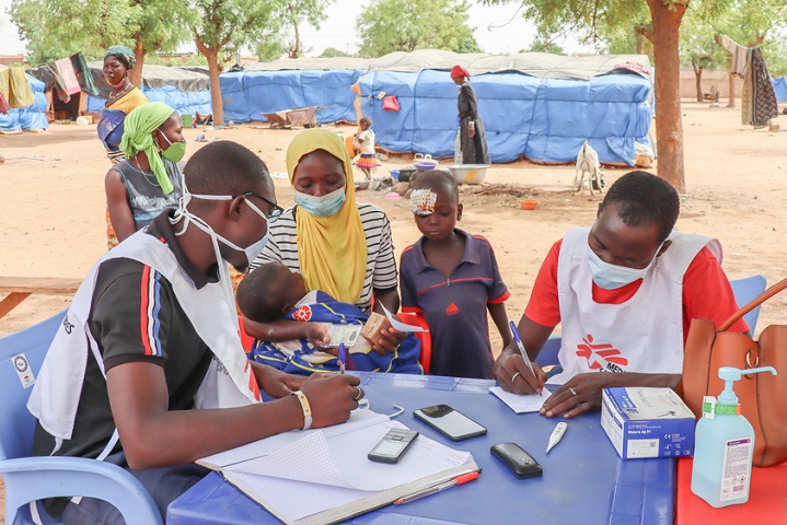 キャンプの周辺で無料の移動診療を展開　© MSF