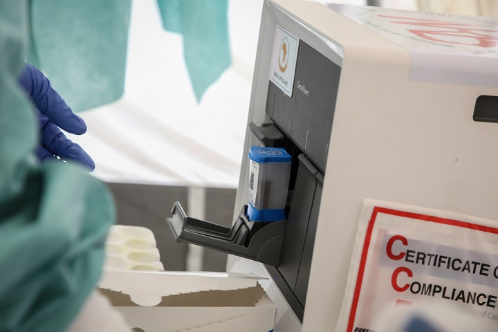 コンゴのMSFエボラ治療センターで使用されている検査装置「GeneXpert」　© Carl Theunis/MSF 