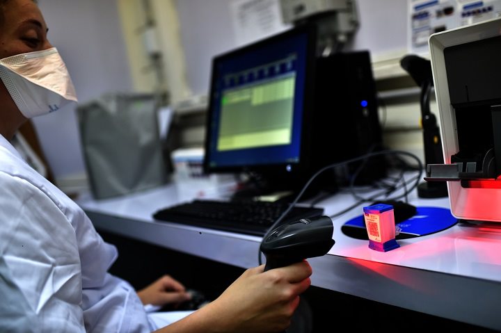 GeneXpertで結核検査を行うパプアニューギニアの検査技師=2014年 © ARIS MESSINIS/Matternet