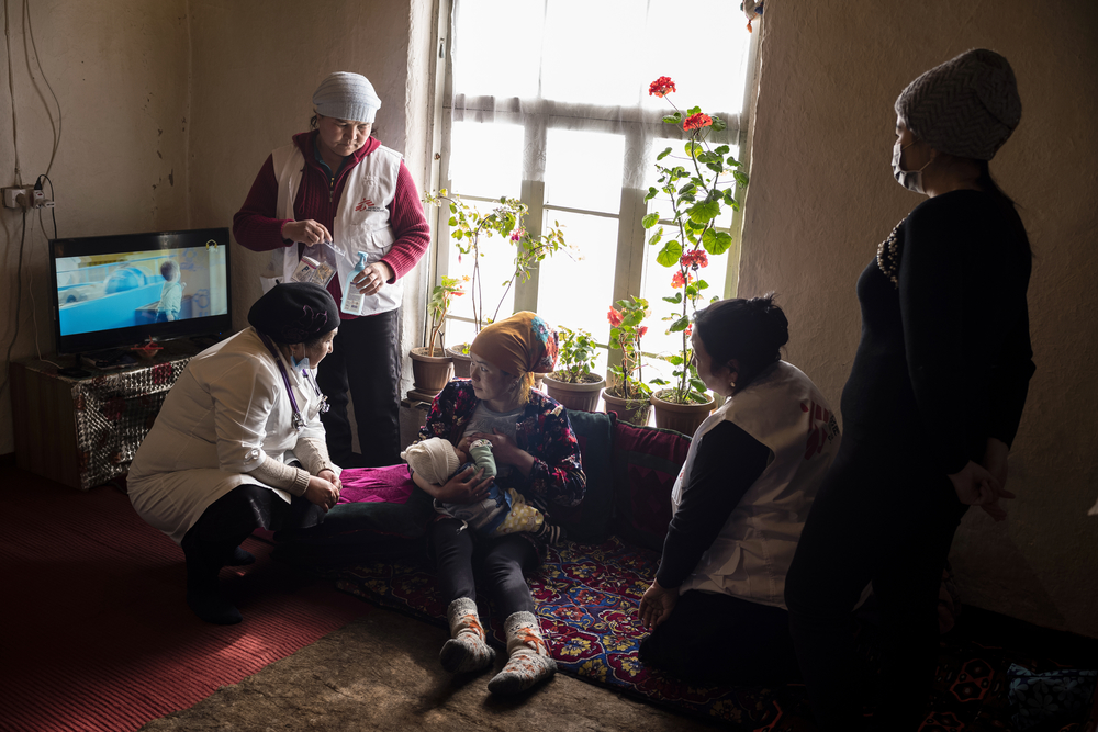 MSFの小児科医と保健省の看護師らが、産後ケアで母親と生後8日目の赤ちゃんを家庭訪問　© Maxime Fossat/MSF