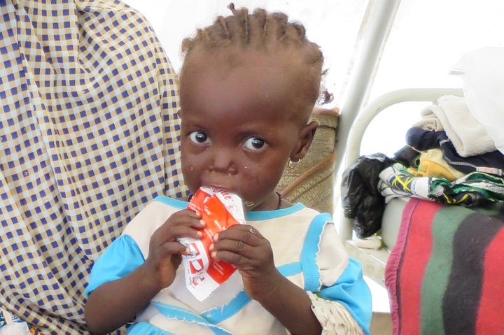 栄養治療食を食べる子ども（ナイジェリア）＝2018年　© Stefan Dold/MSF