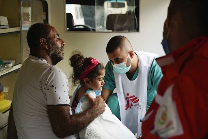 爆撃の被害を受け、MSFの医療スタッフから治療を受ける3歳の少女 © Mohamad Cheblak/MSF