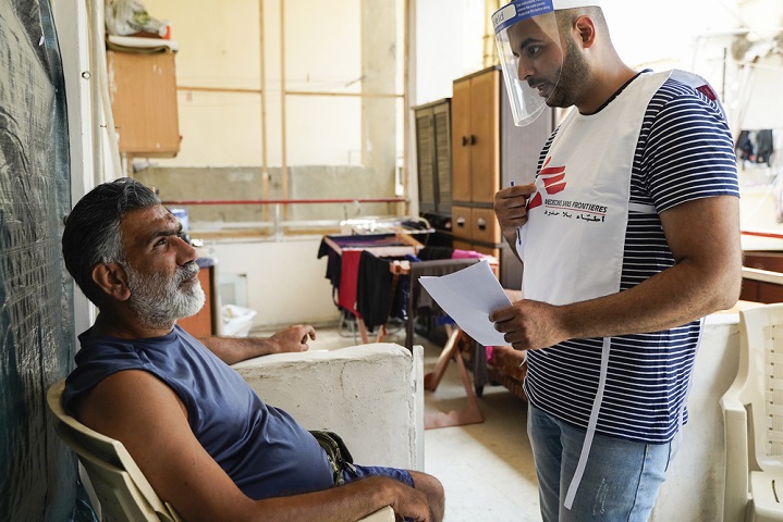 MSFの戸別訪問を受ける男性 爆風で吹き飛ばされ負傷した © Mohamad Cheblak/MSF