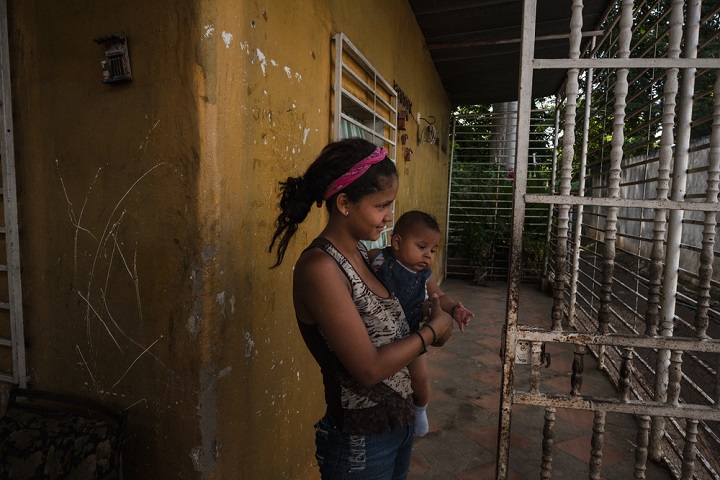 生後4カ月の息子を抱くベロニカさん（15歳）　© Adriana Loureiro Fernandez/MSF