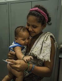 MSFの診療所で息子の予防接種を受ける<br> © Adriana Loureiro Fernandez/MSF
