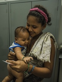 MSFの診療所で息子の予防接種を受ける<br> © Adriana Loureiro Fernandez/MSF