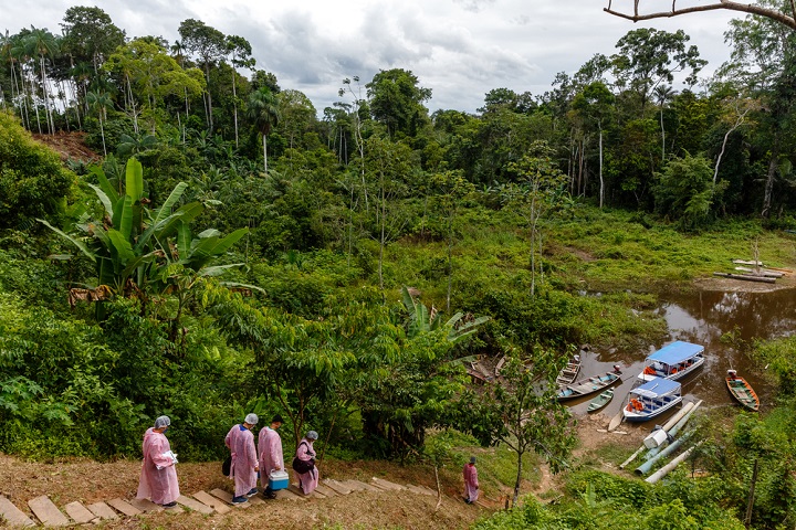 アマゾン川流域で小型船に乗り医療を届けるMSFと地元保健局のスタッフ　© DiegoBaravelli/MSF