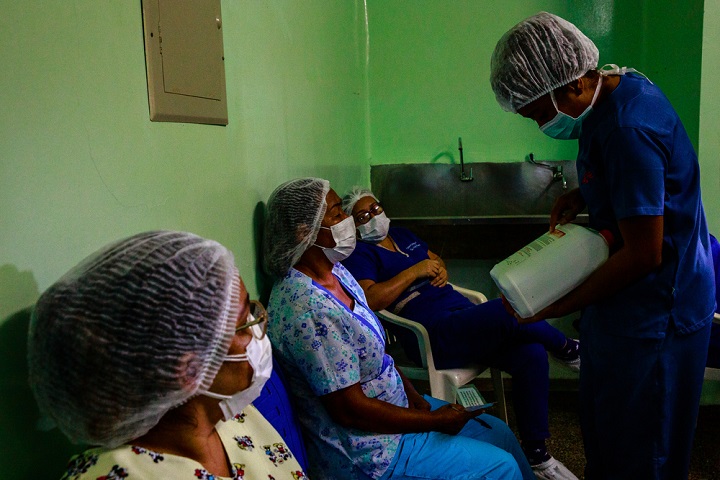 テフェ地域病院の研修。看護師がスタッフに医療器具の消毒の仕方を説明する　© DiegoBaravelli/MSF