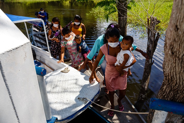 治療を受けるため、医療船にやって来た地元の人びと　© DiegoBaravelli/MSF