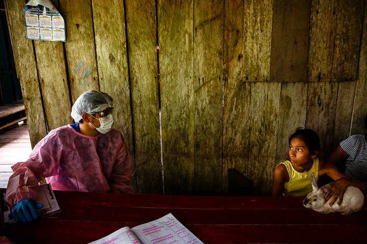 ミリニ河畔にある訪問先の家庭にて　© DiegoBaravelli/MSF