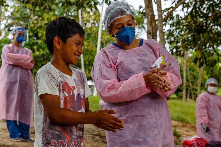 ミリニ湖畔の居住地で、子どもに手の消毒方法を実演 © DiegoBaravelli/MSF