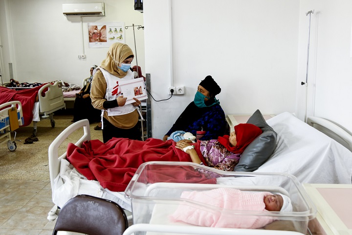 赤ちゃんを出産した母親に健康に関する情報を伝える、MSFの健康教育担当スタッフ　© Manhal Alkallak/MSF