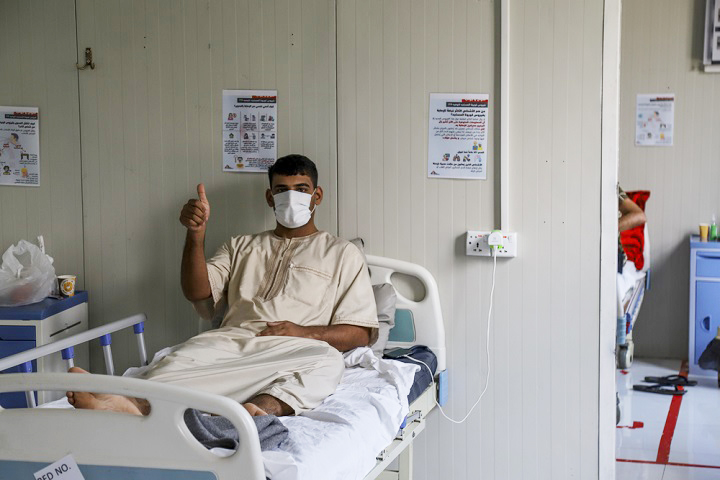 新型コロナウイルス感染症でモスルの病院に入院している男性　MSFは治療とともに、正しい知識を伝えることに力を入れている　© Manhal Alkallak/MSF 