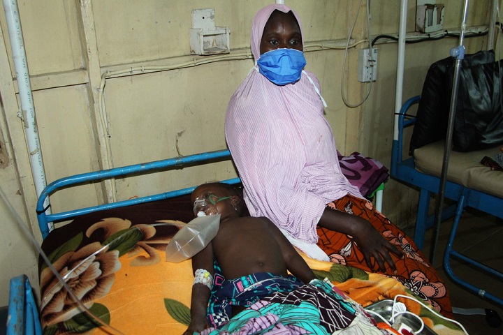 入院治療を受けるファティマ・アリちゃん(2歳)と、母親のザラー・ラワルさん © MSF/Abdulkareem Yakubu
