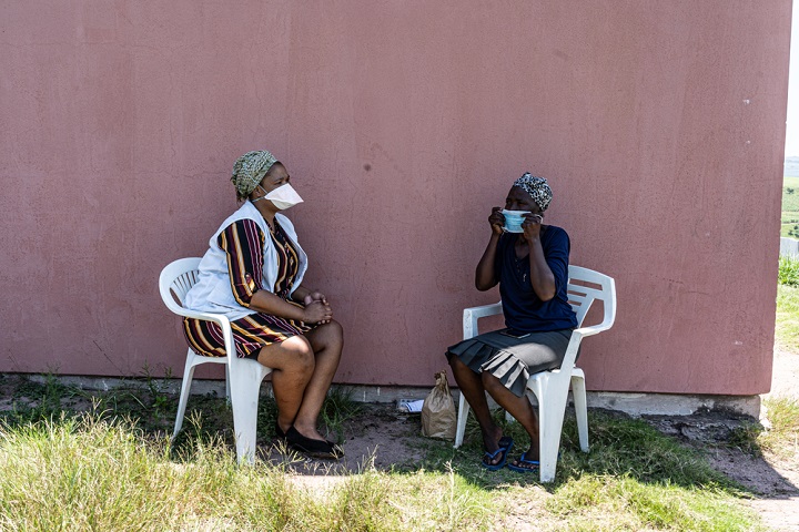 自宅前でMSFフィールドワーカーと話す結核患者＝2020年2月　© Tadeu Andre/MSF